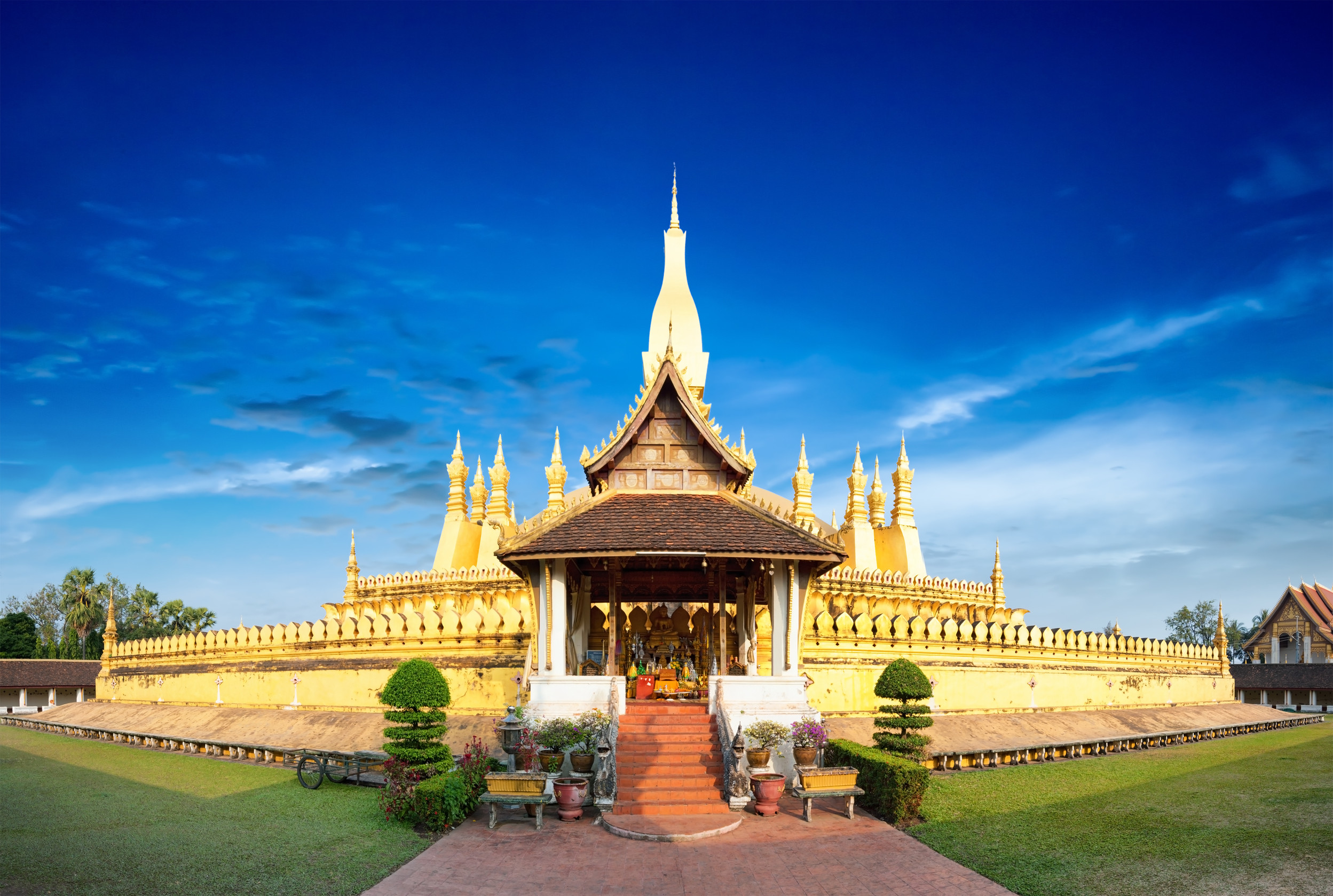 laos travel landmark golden pagoda wat phra that luang in vientiane buddhist temple famous